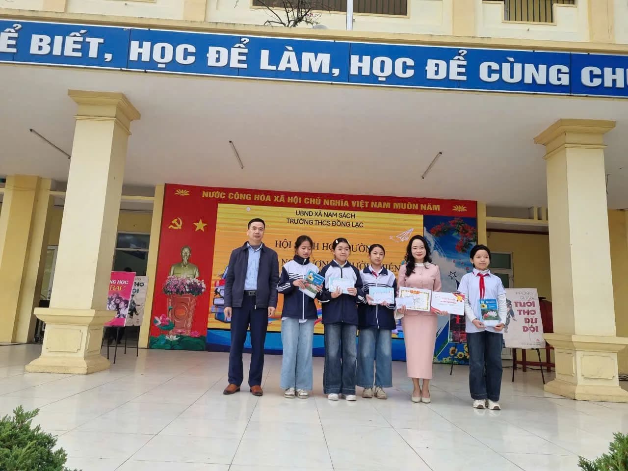 Ngày hội sách học đường: Noi gương người chiến sỹ - Ảnh 1